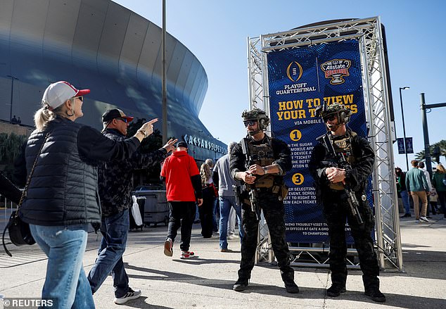 Petugas keamanan berjaga di luar Caesars Superdome pada hari Sugar Bowl 2025, setelah orang tewas dalam serangan sopir truk saat perayaan Tahun Baru di New Orleans, Louisiana, AS, 2 Januari 2025. REUTERS/Octavio Jones