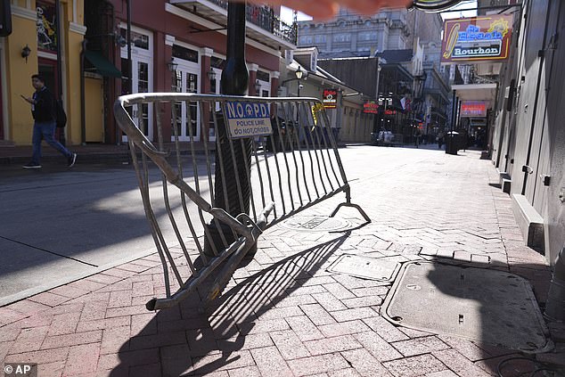 Barikade setelah truk menabrak orang pada Hari Tahun Baru di Bourbon Street, Kamis, 2 Januari 2025, di New Orleans. (Foto AP/George Walker IV)