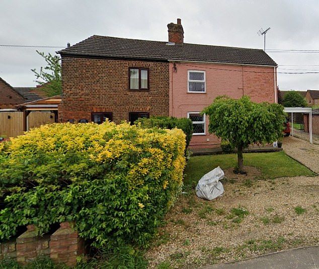 Investigasi awal yang dilakukan petugas pemadam kebakaran di Spalding, Lincolnshire, menunjukkan bahwa kebakaran tersebut dipicu oleh kembang api. Gambar: Sebuah rumah yang hancur