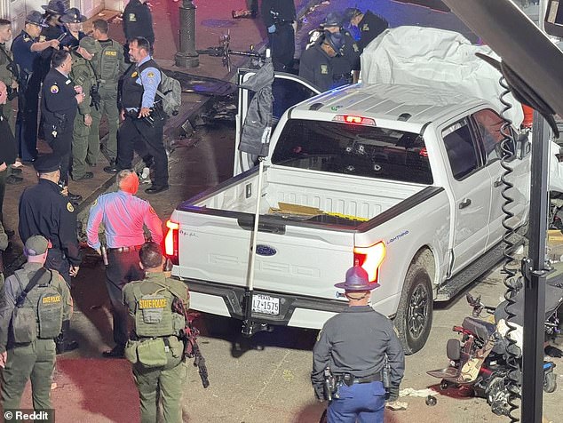 Seorang pengemudi menewaskan sedikitnya 10 orang dan melukai puluhan orang setelah menabrak pejalan kaki yang sedang merayakan Tahun Baru di New Orleans, tewas dalam baku tembak dengan polisi.