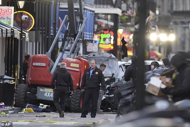 Layanan darurat di Bourbon Street setelah sebuah kendaraan menabrak kerumunan di Kanal New Orleans