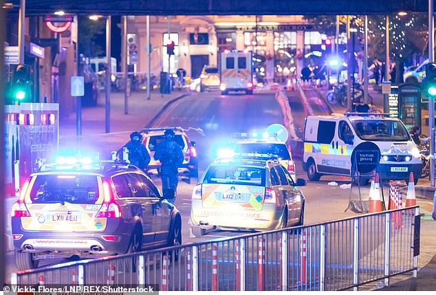 Sebuah adegan di Jembatan London setelah tiga penyerang mengendarai sebuah van ke kerumunan sebelum melancarkan serangan pisau pada bulan Juni 2017