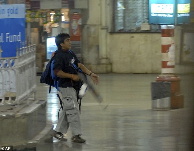Lebih dari 170 orang dibom dan ditembak mati, termasuk Ajmal Kasab (foto, yang digantung), mengoordinasikan aktivitas mereka dengan telepon satelit