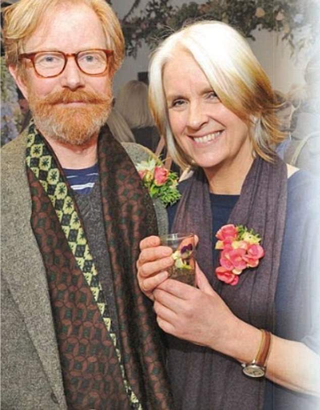 Jamie dan Jessica Seaton - di balik merek fesyen Toast - diizinkan memilih warna yang tidak biasa untuk rumah pertanian Elizabethan mereka karena pembangun mereka menemukan bangunan tambahan tersebut memiliki warna yang sama beberapa tahun yang lalu.