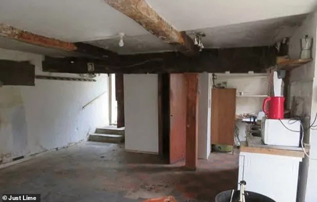 Setelah proyek tiga tahun, dengan pasangan tersebut tinggal di gudang yang telah diubah di lahan tersebut, proyek tersebut selesai. Gambar adalah rumah sebelum direnovasi