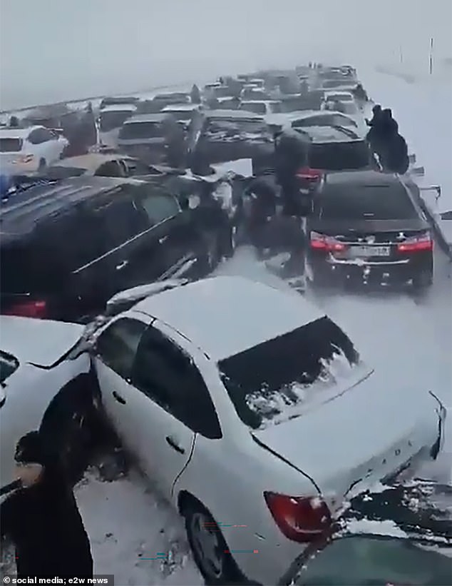 Rekaman menunjukkan kekacauan jalan di daerah Akmola setelah hujan salju lebat, badai salju, jarak pandang yang buruk dan mobil-mobil menumpuk di tengah salju.