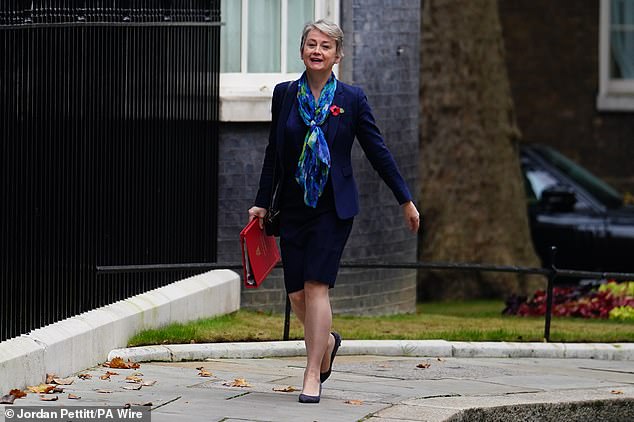 Menteri Dalam Negeri Yvette Cooper tiba di Downing Street di London untuk rapat Kabinet pada 30 Oktober