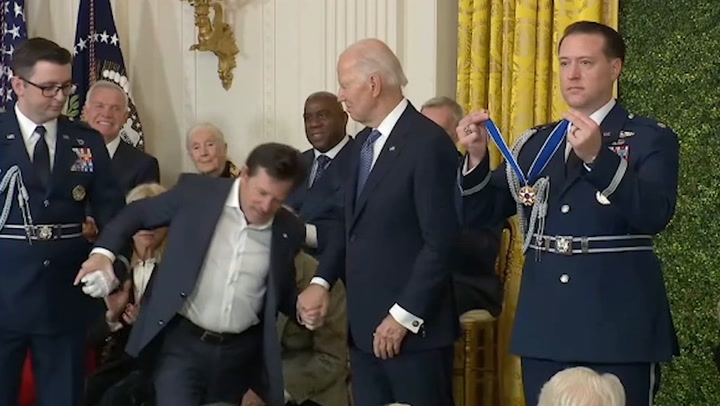 Penghargaan Medali Kebebasan Presiden Biden kepada Michael J. Fox | Berita AS Penghargaan Medali Kebebasan Presiden Biden kepada Michael J. Fox | Berita AS