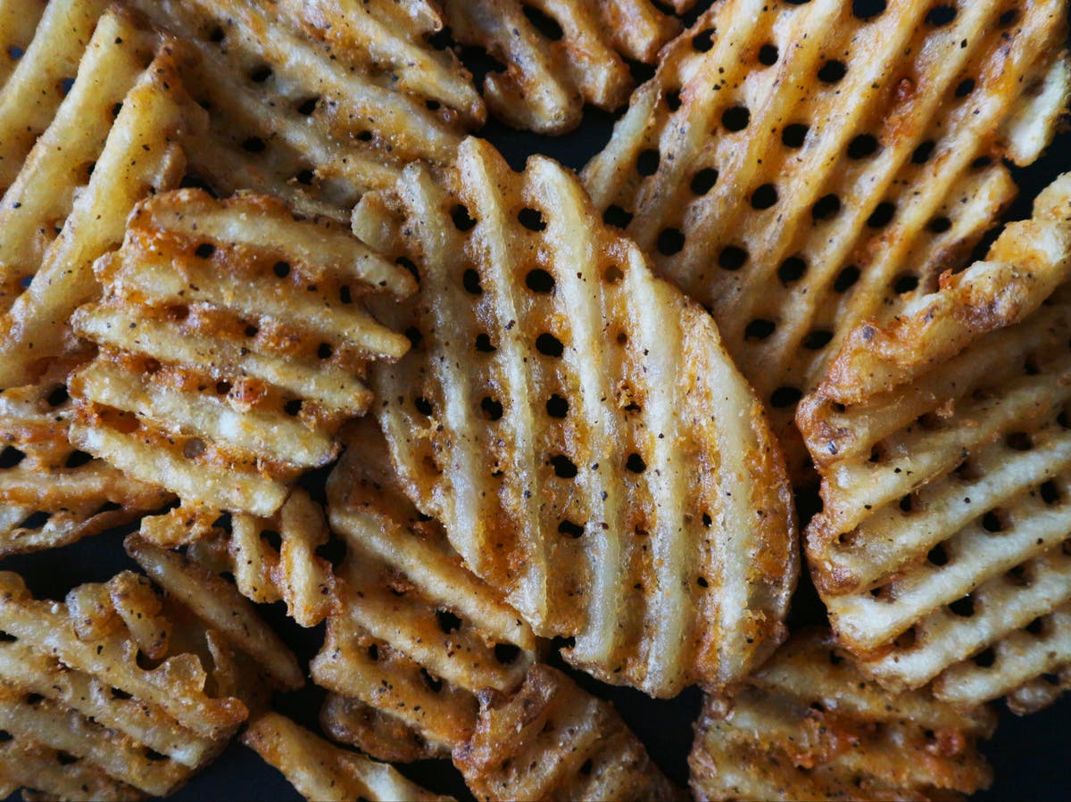 Chick-fil-A telah mengganti kentang goreng wafelnya, dan beberapa penggemar tidak menyukainya Chick-fil-A telah mengganti kentang goreng wafelnya, dan beberapa penggemar tidak menyukainya