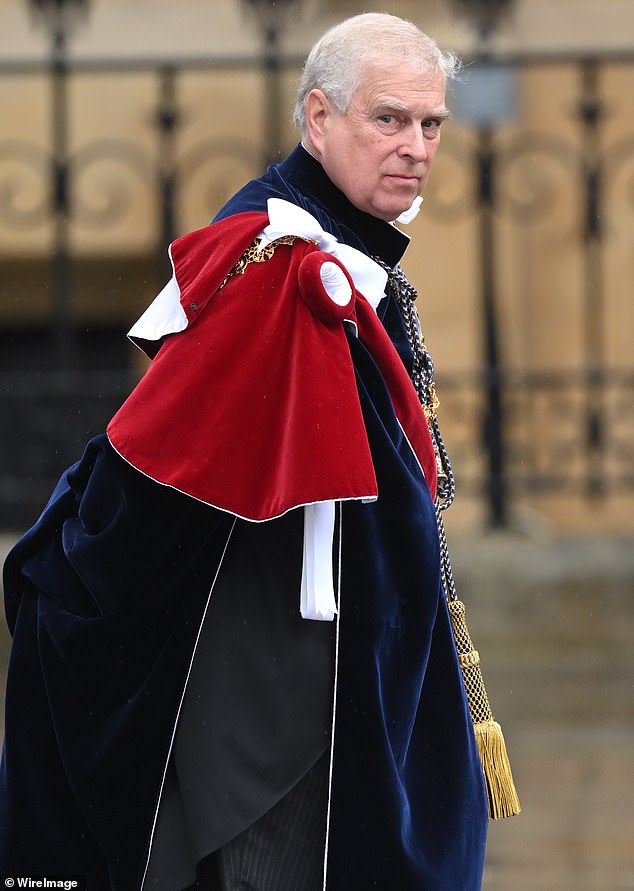 Pangeran Andrew pada penobatan pada tahun 2023. Empat puluh dua persen dari mereka yang disurvei mengatakan Duke of York harus menarik diri dari semua perayaan Natal kerajaan di masa depan