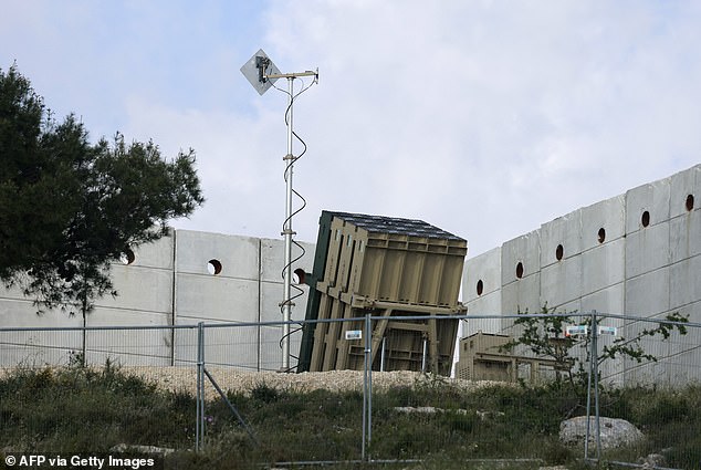 Gambar: Baterai sistem pertahanan udara Iron Dome Israel dikerahkan di dekat Yerusalem pada 15 April 2024