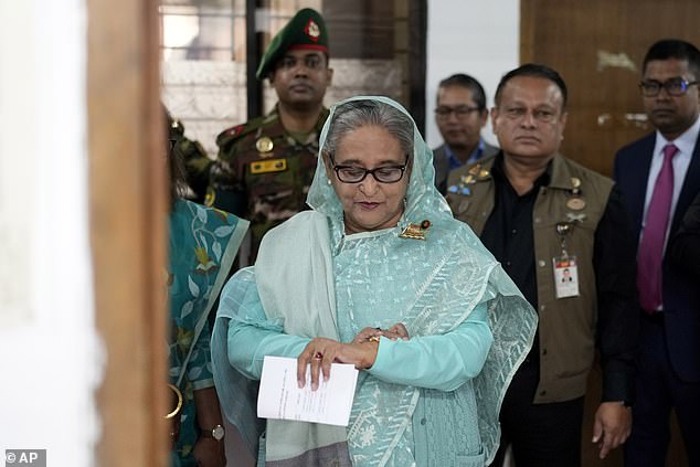 Bibi Ny. Siddique diberhentikan oleh mantan Perdana Menteri Bangladesh Sheikh Hasina Wajed pada Agustus lalu.