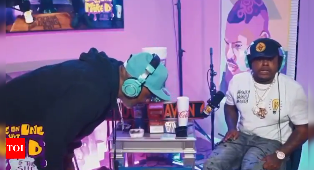 Rapper OG 2 LOW secara tidak sengaja menembak dirinya sendiri selama siaran langsung podcast yang memicu perdebatan tentang keamanan senjata Rapper OG 2 LOW secara tidak sengaja menembak dirinya sendiri selama siaran langsung podcast yang memicu perdebatan tentang keamanan senjata