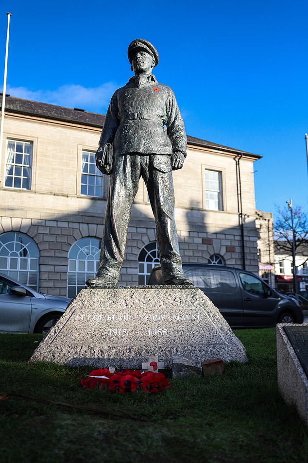 Patung Mayne di Conway Square, Newtonards, Irlandia Utara. Harapan semakin besar bahwa sang letnan akan menerima Victoria Cross secara anumerta