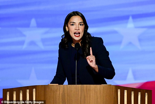 Maher menyebut tokoh progresif seperti Alexandria Ocasio-Cortez 'sedikit di luar sana' dan Ilhan Omar 'bukan favorit saya'