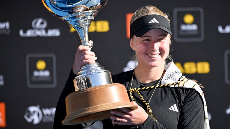 Clara Towson berpose dengan trofi ASB Classic di Auckland (Associated Press)