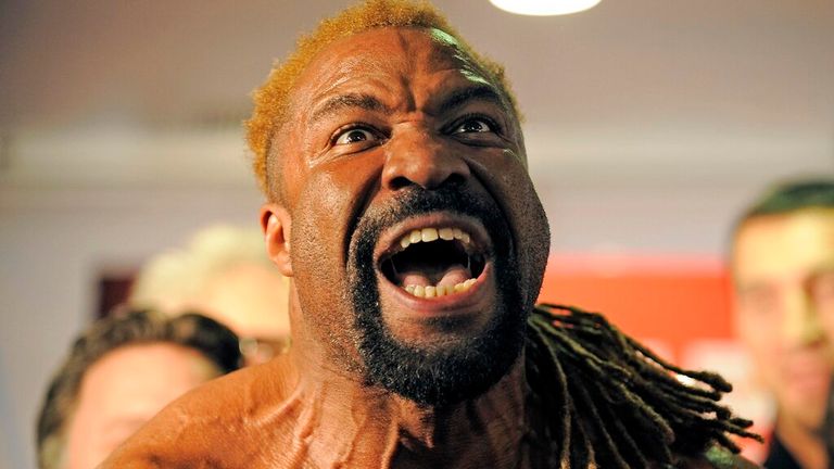 Penantang Shannon Briggs dari Amerika Serikat bereaksi terhadap penimbangan resmi sebelum perebutan gelar tinju kelas berat melawan juara dunia WBC Vitaliy Klitschko dari Ukraina di Hamburg, Jerman, Jumat, 15 Oktober 2010. (Foto AP/Martin Meissner).