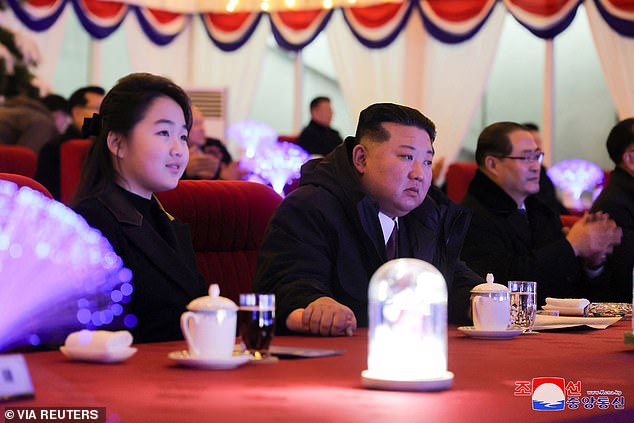 Pemimpin Korea Utara Kim Jong Un dan putrinya Kim Ju Ae menghadiri acara untuk merayakan Tahun Baru di Pyongyang