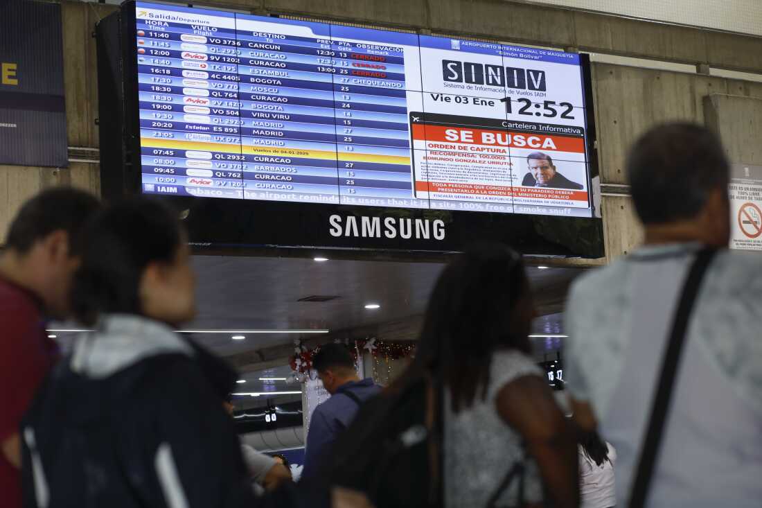 Tanda buronan pemimpin oposisi Venezuela Edmundo Gonzalez ditampilkan pada daftar keberangkatan di Bandara Internasional Simon Bolivar di Maiquetia, dekat Caracas, Venezuela, Jumat, 3 Januari 2025.