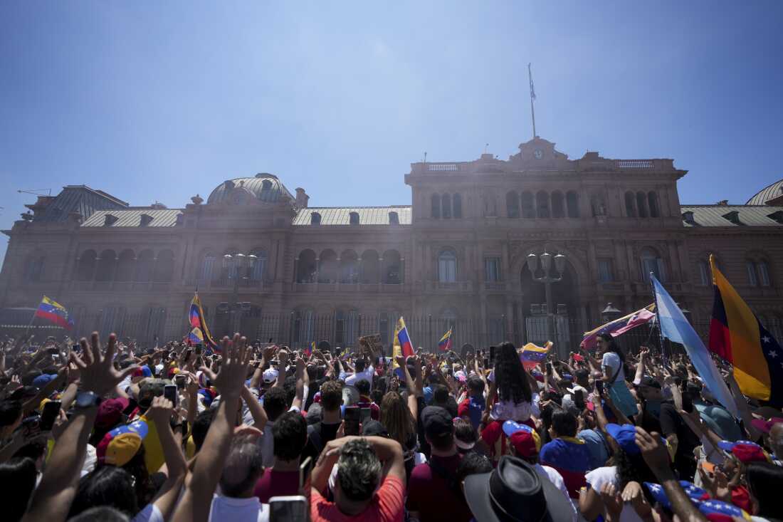 Pendukung pemimpin oposisi Venezuela Edmundo Gonzalez Urrutia dan Presiden Argentina Javier Mili menonton dari balkon gedung pemerintah di Buenos Aires, Argentina, Sabtu, 4 Januari 2025.