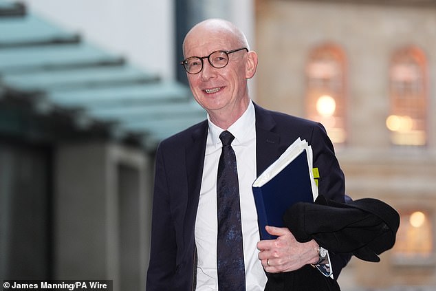 Dia menulis surat kepada Kanselir Kadipaten Lancaster dan Menteri Keamanan Siber Pat McFadden (foto) untuk memberi tahu dia tentang ancaman keamanan.