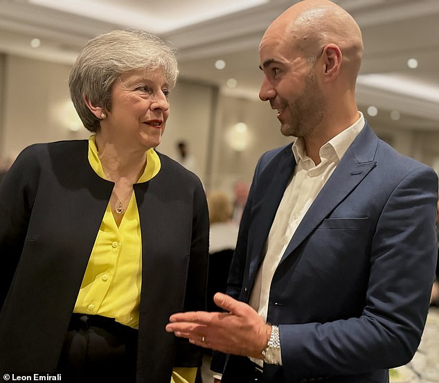 Emirat Lyon dengan mantan Perdana Menteri Theresa May. Penggantinya, Sir Keir Stormer, juga rentan terhadap serangan siber dengan alamat web palsu, katanya.