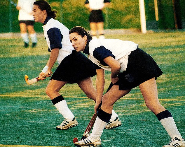Kate Middleton bermain hoki dengan saudara perempuannya Pippa Middleton (kiri) di Marlborough College