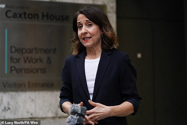 Sekretaris Pekerjaan dan Pensiun Liz Kendall berbicara kepada media