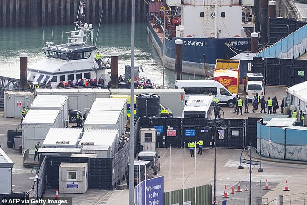 Gambar yang dirilis pada Sabtu pagi menunjukkan puluhan migran dijemput di laut oleh Pasukan Perbatasan dan dibawa ke Dover dengan kapal patroli.