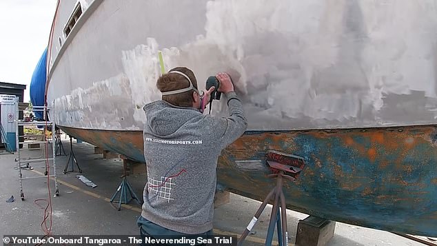 Mengupas cat dari lambung aluminium yang besar adalah tugas yang 'sangat brutal', kata Blaine