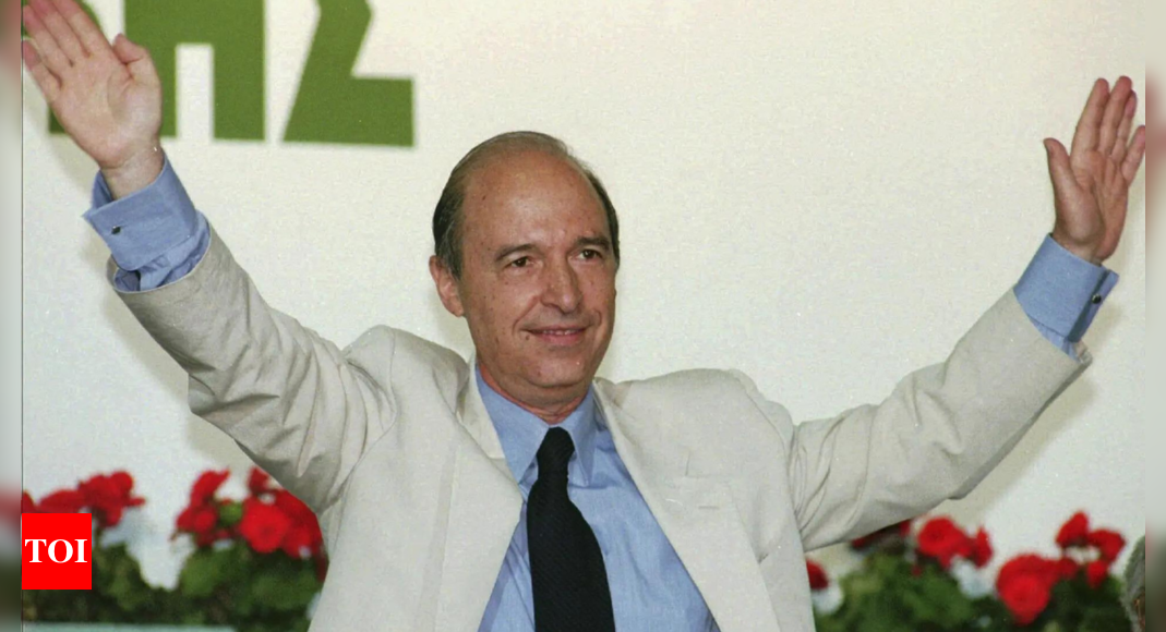 Kostas Simitis, mantan perdana menteri Yunani dan arsitek zona euro, meninggal pada usia 88 tahun Kostas Simitis, mantan perdana menteri Yunani dan arsitek zona euro, meninggal pada usia 88 tahun