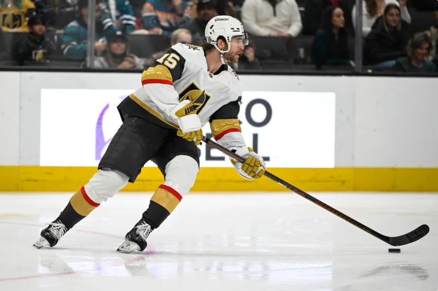 27 Desember 2024; San Jose, Kalifornia, AS; Pemain bertahan Vegas Golden Knights Noah Hanifin (15) mengontrol puck melawan San Jose Sharks pada periode kedua di SAP Center di San Jose. Kredit Wajib: Gambar Eakin Howard-Imagne