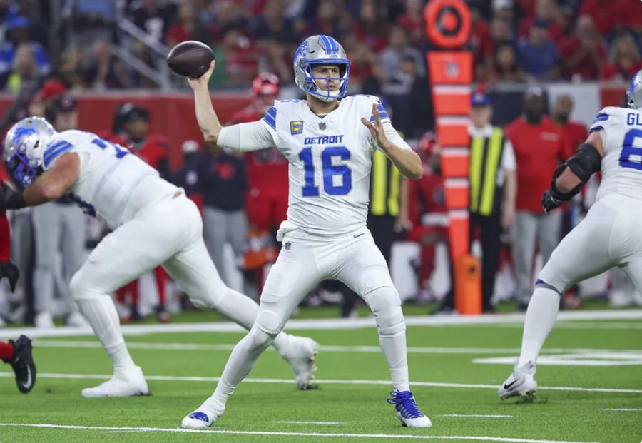 10 November 2024; Houston, Texas, AS; Quarterback Detroit Lions Jared Goff (16) mencoba memberikan umpan pada kuarter pertama melawan Houston Texans di NRG Stadium. Kredit wajib: Gambar Troy Taormina-Imagne