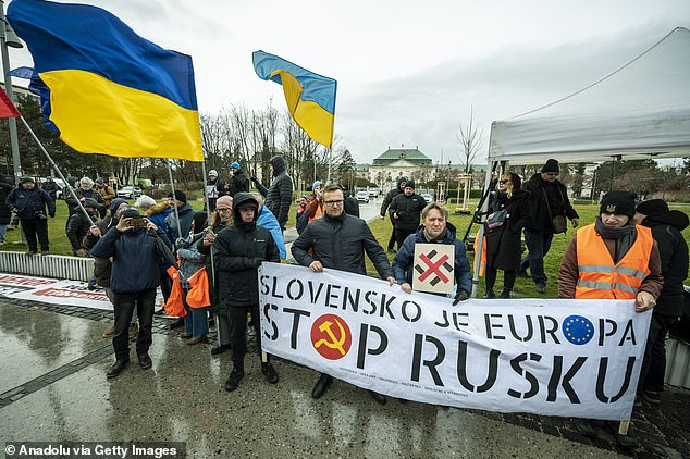 Ratusan orang ikut serta dalam protes di Freedom Square di Bratislava, Slovakia, pada 23 Desember 2024, setelah Perdana Menteri Slovakia Robert Fico mengunjungi Moskow untuk bertemu Presiden Rusia Vladimir Putin pada 22 Desember.