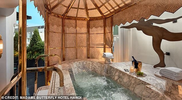 Harian Slovakia Denik melaporkan bahwa Perdana Menteri menginap di Grand Opera Madama Butterfly Suite, yang menawarkan Jacuzzi di puncak gedung.
