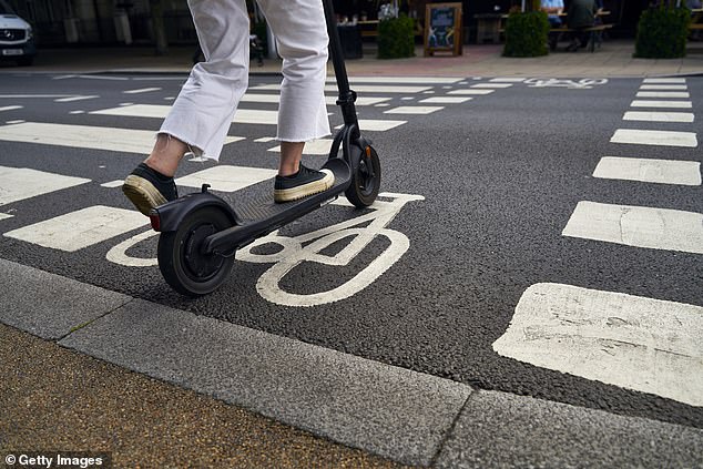 Seorang juru bicara pemerintah mengatakan: 'Kami menyadari kekhawatiran tentang e-bike dan e-skuter, khususnya bagi kelompok rentan, dan kami mengikuti uji coba e-skuter dengan cermat.' (file gambar)