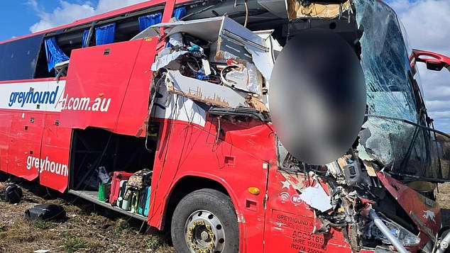 Tiga wanita tewas, 27 penumpang terluka dalam kecelakaan bus horor di sepanjang Bruce Highway (foto)