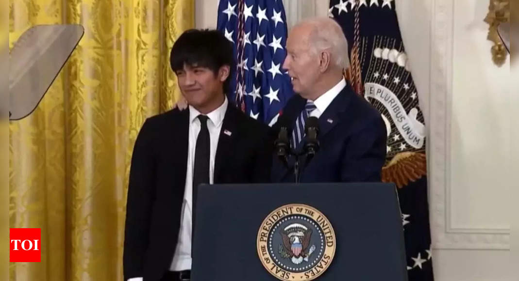 Kejanggalan ‘Selamat Ulang Tahun’ Biden menjadi viral setelah dia lupa nama seorang remaja di atas panggung Kejanggalan ‘Selamat Ulang Tahun’ Biden menjadi viral setelah dia lupa nama seorang remaja di atas panggung