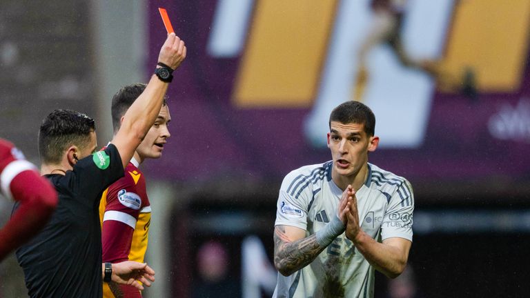 Slobodan Rubezic dari Aberdeen dikeluarkan dari lapangan di Motherwell 
