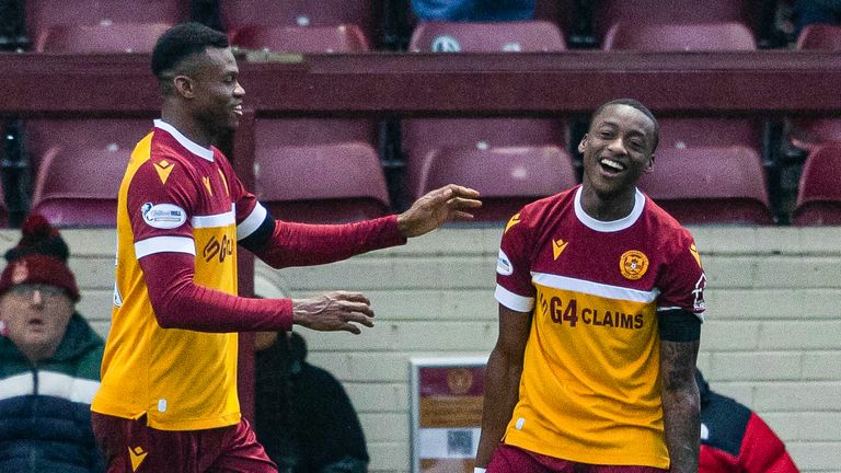 Tawanda Maswinhize (kanan) dari Motherwell merayakan gol yang membuat skor menjadi 2-0 