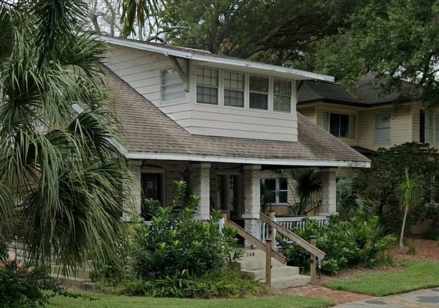 Dalam foto adalah rumah Leidy senilai $1,1 juta di St Petersburg, Florida. Dia menghadapi hukuman penjara seumur hidup jika terbukti bersalah atas kejahatan yang dituduhkan terhadapnya