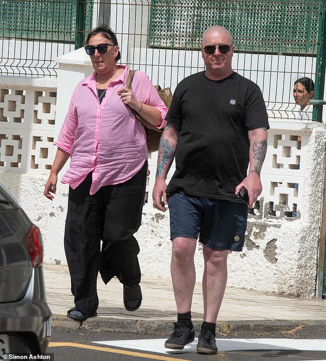 Gambar: Orang tua Jay Slater, Warren Slater dan Debbie Duncan terlihat meninggalkan Guardia Civil di Playa de las Americas