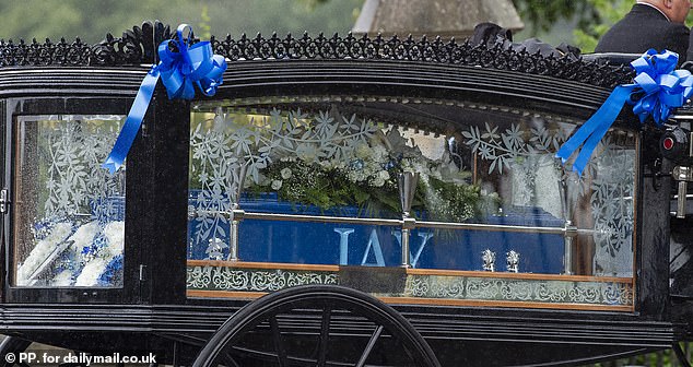 Jay dibaringkan di peti mati berwarna biru cerah dengan namanya tertulis di sampingnya