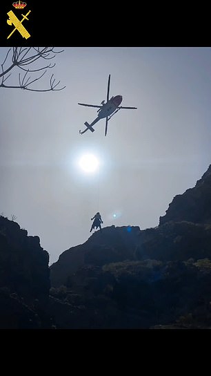 Sebuah helikopter dipanggil untuk mengambil jenazahnya