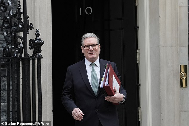 Foto Perdana Menteri Sir Keir Starmer meninggalkan 10 Downing Street hari ini untuk menghadiri PMQ di House of Commons