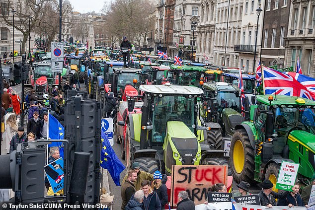 Traktor didorong melalui Westminster di London untuk memprotes perubahan pajak warisan pada 11 Desember 2024.