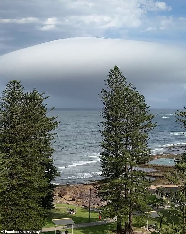 Penduduk Cronulla, di selatan Sydney, dikejutkan oleh penampakan awan mirip pesawat luar angkasa yang tidak biasa pada bulan Desember.