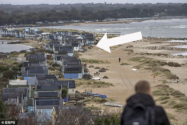 Mudeford Spit di Christchurch Harbour, Dorset, telah muncul sebagai salah satu alamat yang paling diminati pembeli yang mencari kawasan pesisir yang indah.