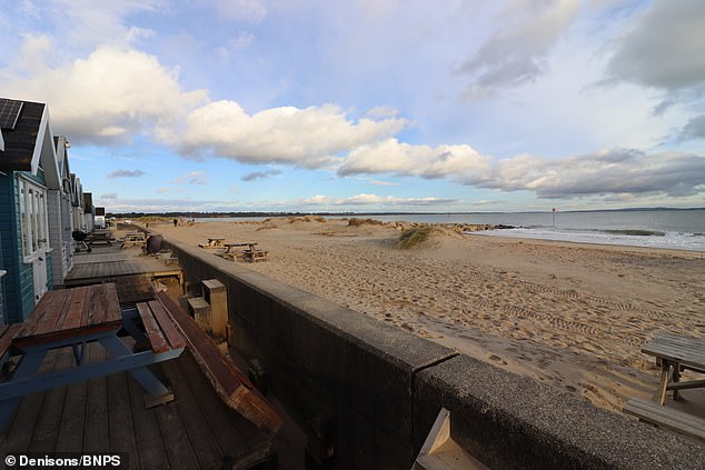 Rumah ini memiliki dua pintu yang terbuka ke pantai dan menawarkan pemandangan 180 derajat Teluk Christchurch dan Pulau Wight di kejauhan.