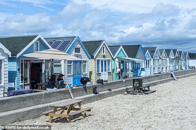 Barisan Jutawan: Harga kabin kayu di Mudeford Sandbank di Christchurch Harbour, Dorset, kini mencapai £485.000.